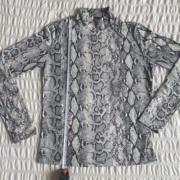 🌟 NWT FORE Grey Snake Print Mock Neck Long Sleeve Top Size Large - Picture 2 of 7